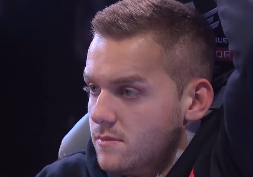 crashies 将继续为 Fnatic 参加 2025 年冠军赛，而 Leo 的未来仍然未知